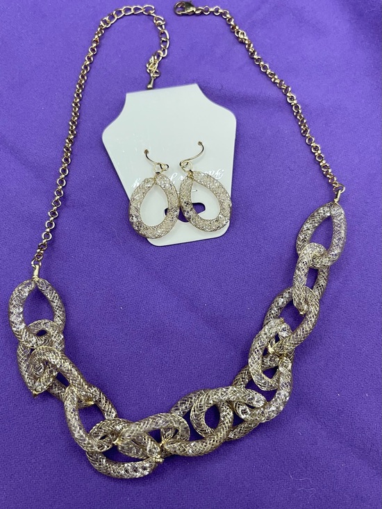 Jewelry - NWT Pretty Mesh Gold- tone Necklace and Earrings 18” with 3” extender